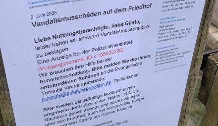 Schild an Friedhofstür