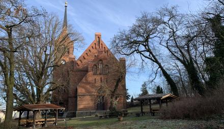 Blick auf die neue Kirche in Richtung Norden