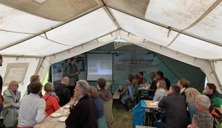 Streuobstwiesenfest 2025 im großen Festzelt des LPV - Menschen schauen den Naturkundevrotrag