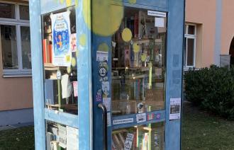 beklebte Telefonzelle als Bücherbox