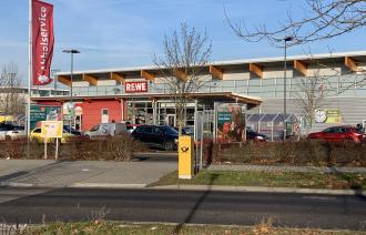 Blick auf Rewe über den Parkplatz