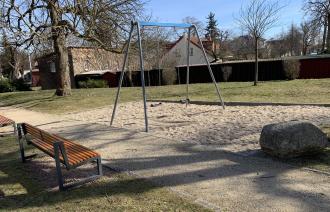 eine Schaukel auf einem Sandplatz