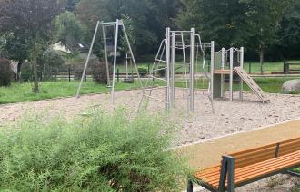 Spielgeräte und Sandkasten