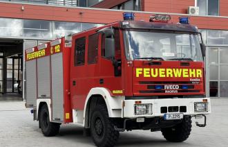 Feuerwehrfahrzeug vor Garage