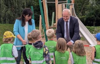 Durchschneiden des Bandes zur Eröffnung der Grünfläche Ritterstraße