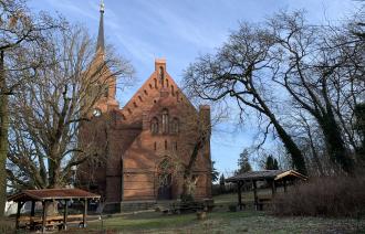Blick auf die neue Kirche in Richtung Norden