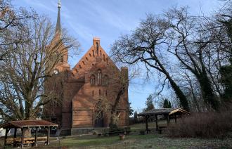 Blick auf die neue Kirche in Richtung Norden