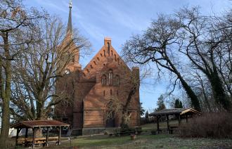 Blick auf die neue Kirche in Richtung Norden