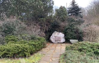 Denkmal für Karl Liebknecht - liegender Stein mit Inschrift
