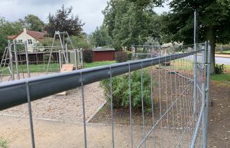 Gitter am neuen Spielplatz