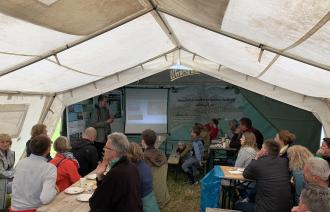 Streuobstwiesenfest 2025 im großen Festzelt des LPV - Menschen schauen den Naturkundevrotrag