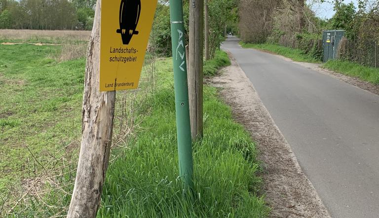 Straße mit LSG Schild