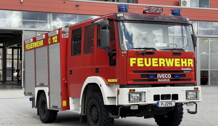 Feuerwehrfahrzeug vor Garage