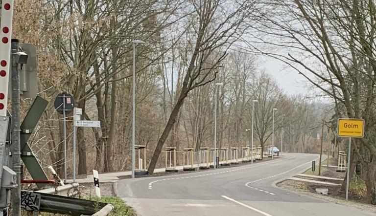 Die Straßenbaumaßnahme ist beendet, was hier mit einem Blick vom Bahnübergang in Richtung Reiherbegstraße zu sehen ist.
