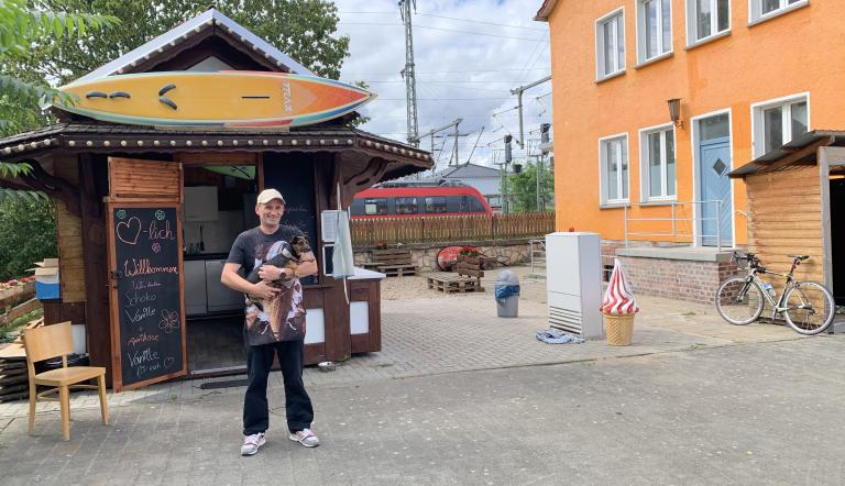 Leas Eiscafe mit Robert und Hund Amia Leas Eiscafe mit Robert und Hund Amia