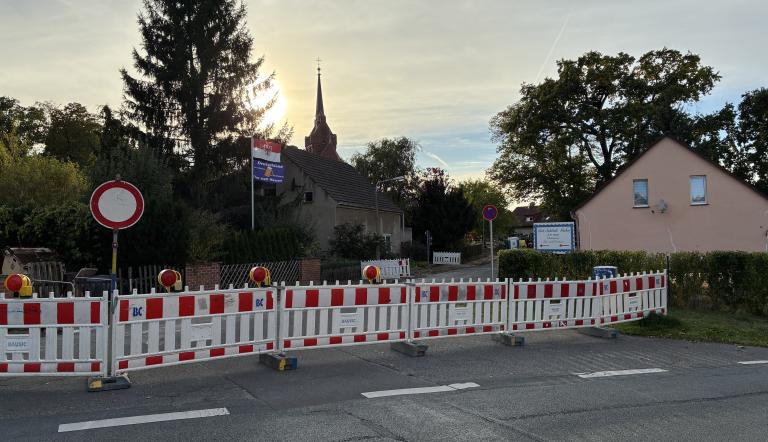 Absperrungen vor der Kirche