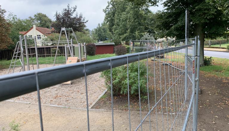 Gitter am neuen Spielplatz Gitter am neuen Spielplatz