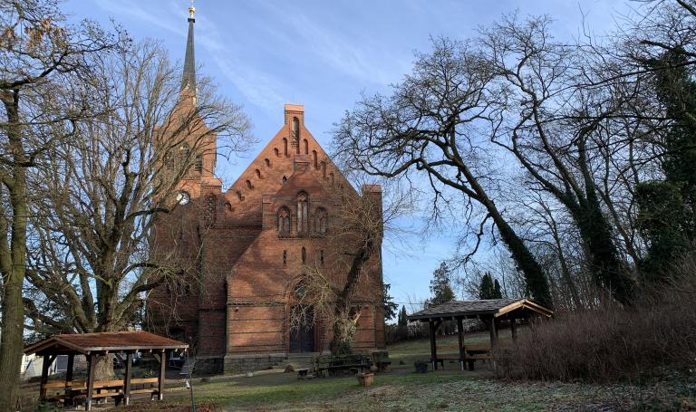 Blick auf die neue Kirche in Richtung Norden