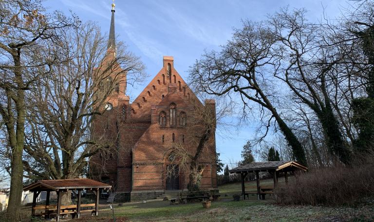 Blick auf die neue Kirche in Richtung Norden