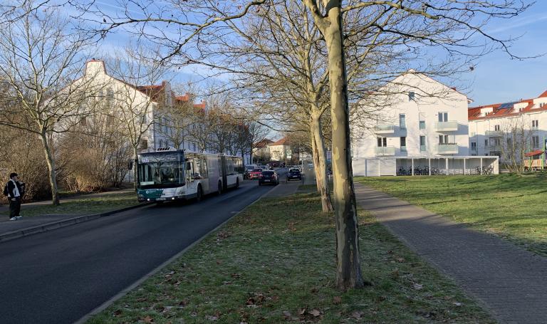 Wohnblöcke in de rStraße in der Feldmark mit Bus 605